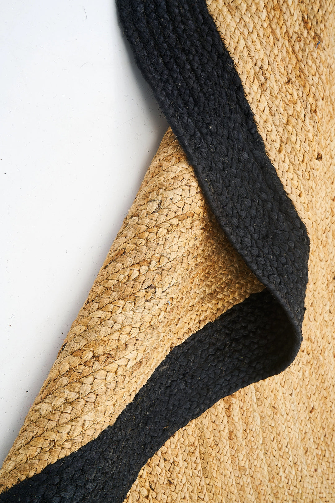 Dolce Vita Agra Black Oval Hand-Made Jute Rug