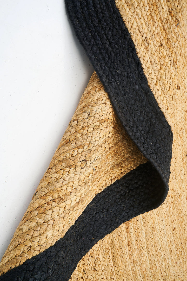 Dolce Vita Agra Black Oval Hand-Made Jute Rug